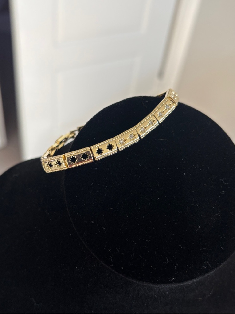 Gold Star Cutout Bangle Bracelet - Elegant Women's Jewelry